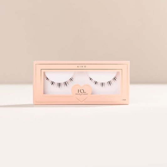 Aiko bottom lashes with short rounded shape and natural spikes for a doll eye look.